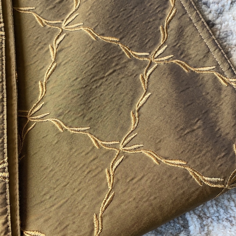 Table Runner - Picture 3 of 9